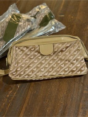 VTG Avon UniSex Camel Beige Toiletry Attaché Kit with Duck Patterned - 4” x 10”